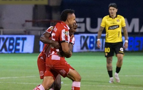 La clebración de Bagner Delgado de Técnico Universitario y su gol ante Barcelona.