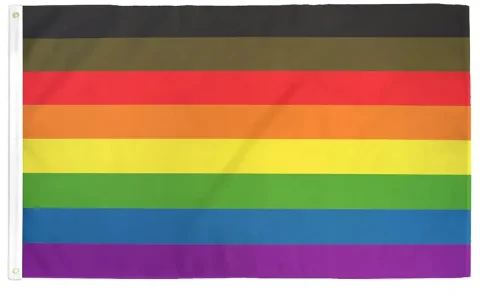 La bandera de Filadelfia, lanzada en 2017 como More Color, More Pride, incorporó franjas negra y marrón para visibilizar a personas LGBTIQ+ racializadas.