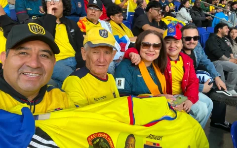 Manuel Loor, Cascarita el hincha de Ecuador prepara su show con pelota y piedra en el Mundial.