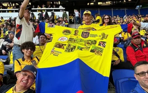 Manuel Loor y su bandera de más de dos metros presente en el estadio de Nueva Jersey.