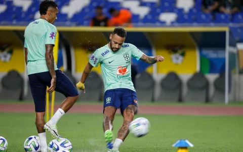 Neymar se alista para competir su cuarto Mundial de Fútbol.
