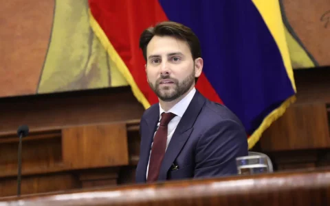 La salida de Niels Olsen ocurre tras ser anunciado por ADN como precandidato a la Prefectura del Guayas.