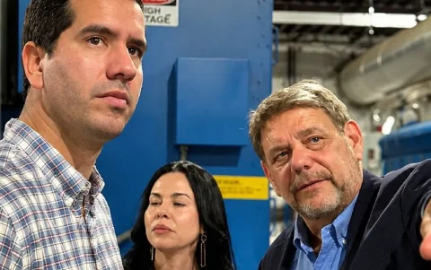 Viaje. En mayo de 2024, el ministro Roberto Luque viajó por invitación de Karla Saud a las instalaciones de Progen y se reunió con el CEO de Progen, John Manning.
