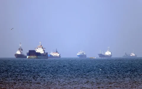 Embarcaciones cruzando el estrecho de Ormuz.