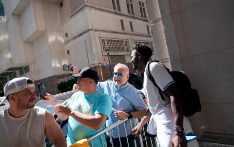 Jordy Caicedo y los hinchas de la Tricolor que lo recibieron a su regreso a Columbus.