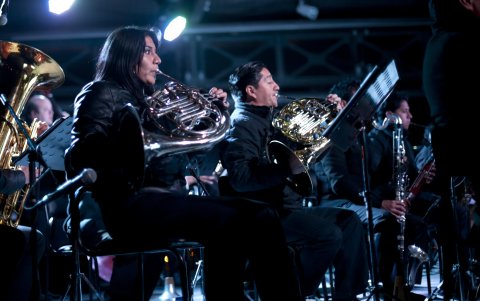 La puesta en escena reúne a la Orquesta de Instrumentos Andinos, la Banda Sinfónica Metropolitana de Quito y el Coro Mixto Ciudad de Quito.