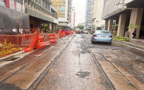 Durante los trabajos en la calle Pichincha quedaron al descubierto antiguos rieles del tranvía que circuló por Guayaquil durante varias décadas.