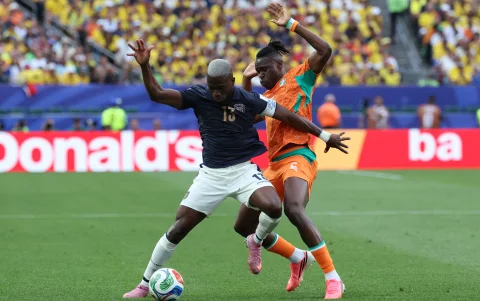 Enner Valencia disputa un balón con un rival de Costa de Marfil.