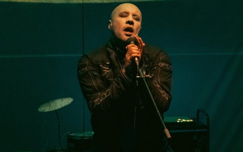 Benítez tiene una banda de electropop que se llama Gempets y el proyecto DJ Lujuria, que son parte de esta apuesta escénica.