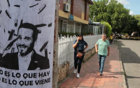 Personas caminan junto a un cartel alusivo al ultraderechista Abelardo de la Espriella.