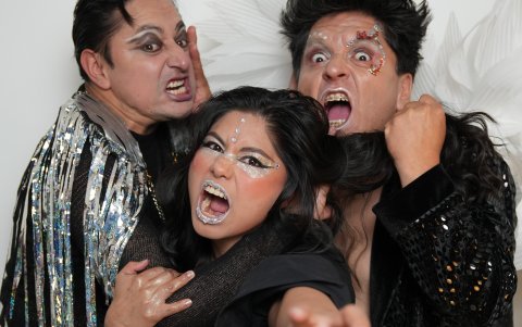 La obra tuvo una primera temporada en Guayaquil con otro elenco, pero para esta temporada, los personajes son interpretados por Antonella Valeriano, José Pacheco y Orlando Herrera