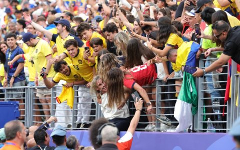 El técnico ecuatoriano Sebastián Beccacece abrazado por los hinchas que lo resistían.