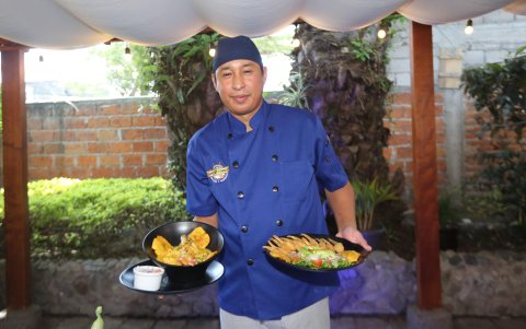 El chef Javier Villamar lleva quince años a cargo de la cocina de El Arrecife Tumbaco.