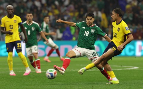 Obed Vargas (c) de México disputa un balón con Kendry Páez (d) de Ecuador en el reciente partido donde la Tri quedó eliminada del Mundial.