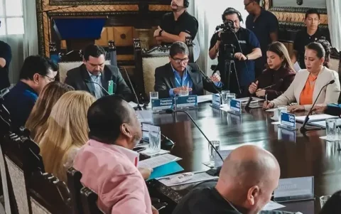 Tejada (derecha) durante una sesión del Concejo.