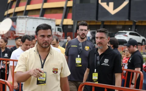 Miguel Montalvo (d) tomaría de forma definitiva la presidencia de Antonio Álvarez (i) en Barcelona SC.