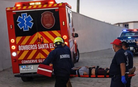 El personal del cuerpo de bomberos trasladó a uno de los pescadores herido al hospital Manglaralto
