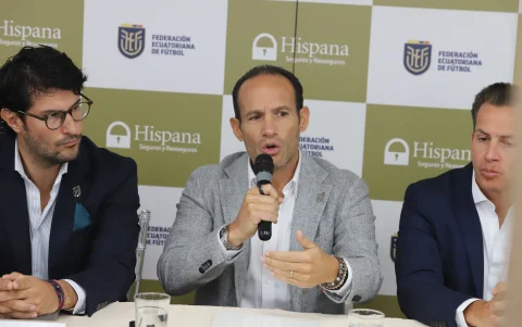 Francisco Egas (c), principal directivo de la Federación Ecuatoriana de Fútbol.