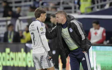 Cristian Nasuti le da indicaciones al delantero de Emelec, Luca Klimowicz.