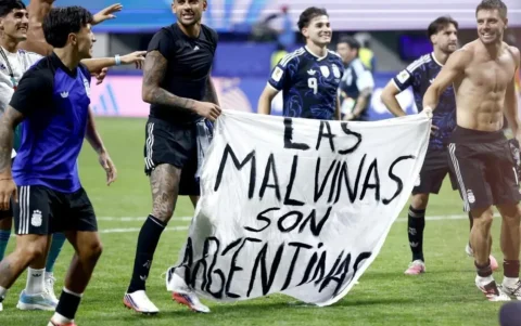 Jugadores argentinos con una pancarta