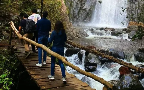 Visitar las cascadas en las parroquias rurales es una opción para los paseos de fin de semana.