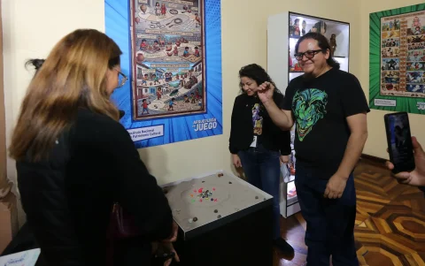 La exposición propone un recorrido cronológico que avanza hasta llegar a las figuras inspiradas en series animadas.