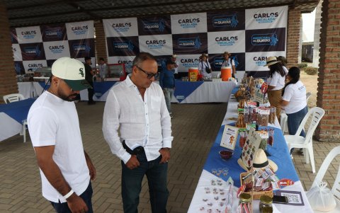 El stand de emprendimientos de la Prefectura reúne a pequeños empresarios.