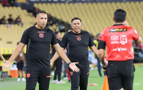 César Farías durante el partido que Barcelona SC perdió 2-1 ante Macará.