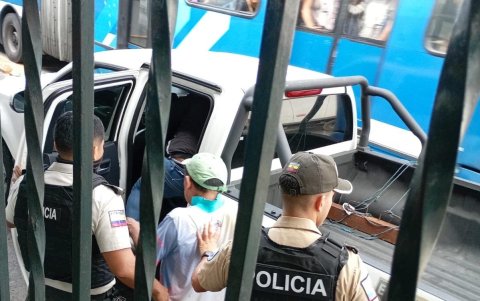 En repetidas ocasiones, la Policía ha capturado asaltantes que han atacado en las paradas de la Metrovía