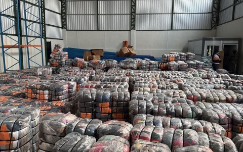 Bultos de ropa usada aprehendida por la Aduana de Ecuador.