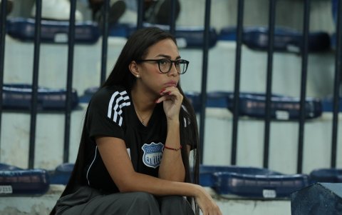 Hincha desanimada de Emelec en el estadio George Capwell.