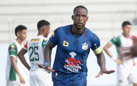 Anthony Bedoya como si fuera un 9 estuvo para poner la cabeza y a festejar.