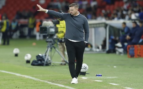 Nasuti gesticula desde el banquillo de suplentes en el partido que Emelec perdió 2-0 ante Liga de Quito.