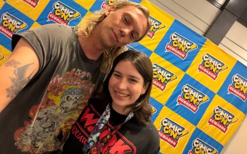 Victoria logró su anhelada selfie con Jamie Campbell Bower.