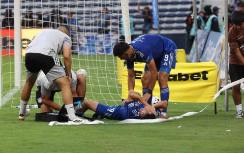 Juan Pablo Ruíz hizo el gol de Emelec, pero no pudo festejar por el golpe que se dio.