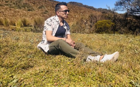 Su primer disco ‘Aquí vamos’, es un álbum construido sobre una base pop, pero abierto a distintas sonoridades.