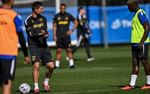 Moisés Caicedo (i) en la práctica de Chelsea ante Xabi Alonso.