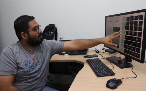 El investigador Henry Velesaca muestra un proyecto que utiliza imágenes de drones para identificar malezas en bananeras y optimizar el uso de insumos y mano de obra.