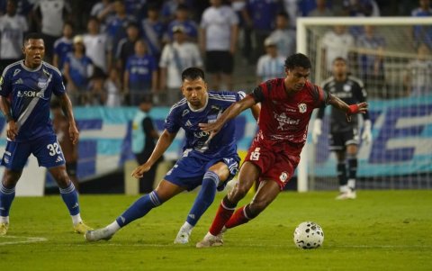 Aníbal Leguizamón (i) fue el autor del gol para Emelec en la victoria ante Manta.