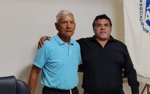 Jorge Flor presidente de Aso Guayas junto al exBarcelona Víctor Peláez.