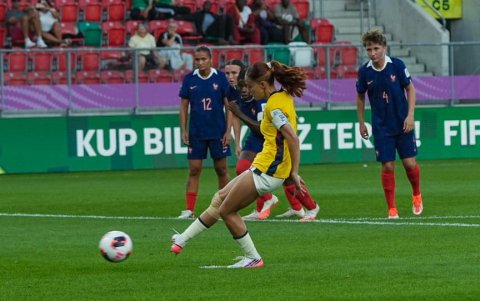 Fiorella Pico hizo el gol de penal en el primer tiempo para Ecuador.