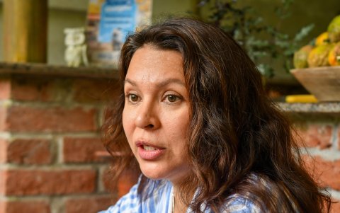 Tania Wazhima, vicepresidenta de Asoteca, durante una visita a una plantación de teca en Bucay.