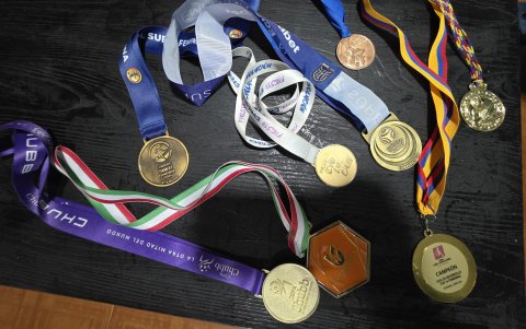 Las medallas que Doménica Arboleda ha ganado a lo largo de su carrera reflejan los logros que ha cosechado desde sus primeros años en el fútbol.