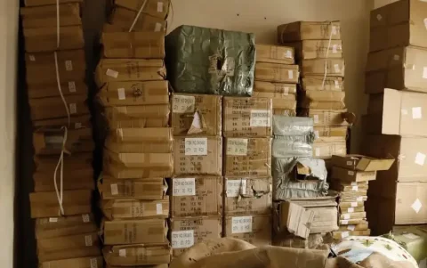 Cajas con mercadería permanecían apiladas dentro del inmueble intervenido en la Bahía de Guayaquil