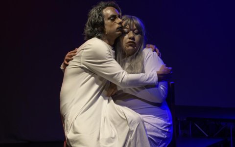 Viejo y Vieja aguardan la llegada de invitados que nunca aparecen, en la historia que conserva el vínculo más directo con Las sillas, de Eugène Ionesco.