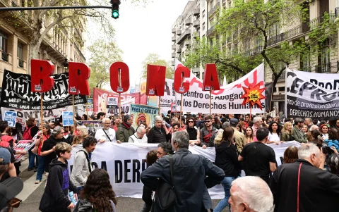 Miles de personas participaron en Buenos Aires en la llamada 'marcha de la bronca', convocada contra el programa económico del Gobierno de Javier Milei.