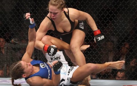Ronda Rousey (arriba) es considerada como la mujer que revolucionó la división femenina en la UFC.