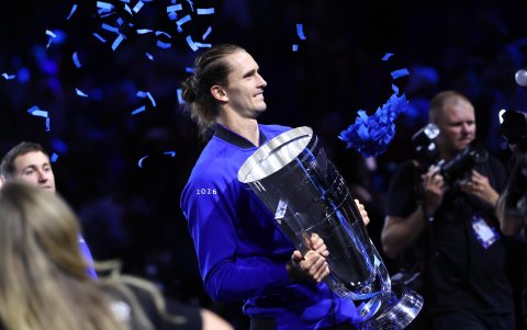 Alexander Zverev levanta la copa de campeón de la Copa Laver.