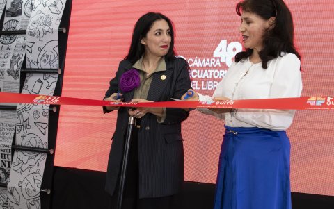 La viceministra de Cultura, Pamela Cortés, inauguró el Pabellón Infantil en el reciento ferial.