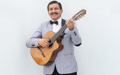 Eduardo “Chocolate” Morales será homenajeado el 29 de octubre junto al Grupo Yavirac. El músico quiteño inició oficialmente su carrera en 1970